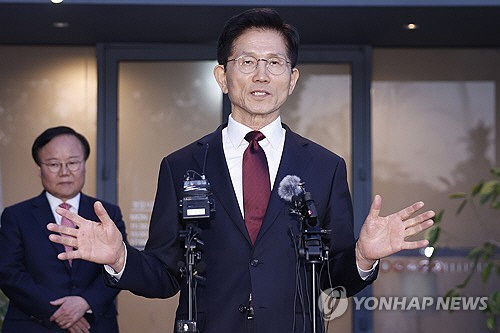 국민의힘 김문수 대선 후보가 7일 서울 종로구의 한 식당에서 무소속 한덕수 대선 예비후보와 후보 단일화 관련 회동을 마친 뒤 브리핑을 하고 있다.  [공동취재]
